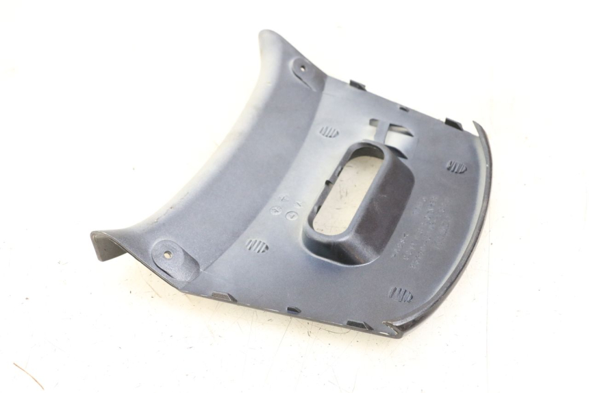 photo de REAR UPPER MIDDLE PANEL KYMCO XCITING 250 (2006 - 2009) - Zoom on usage condition