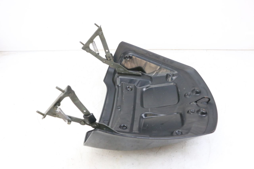 photo de REAR FAIRING JUNCTION PIAGGIO X8 125 (2004 - 2007) - Zoom on usage condition