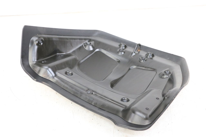 photo de REAR FAIRING JUNCTION PIAGGIO X8 125 (2004 - 2007) - Zoom on usage condition