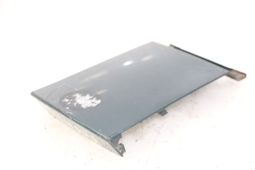 photo de REAR MIDDLE PANEL YAMAHA XJN DIVERSION 600 (2000 - 2003) - Technical close-up