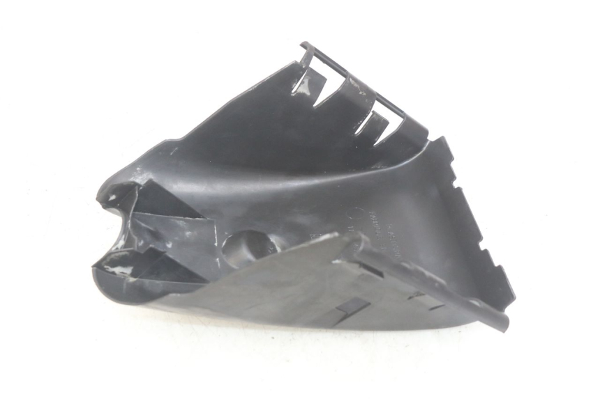 photo de LOWER FRONT FAIRING JUNCTION PEUGEOT ELYSEO 125 (1999 - 2004) - Zoom on usage condition