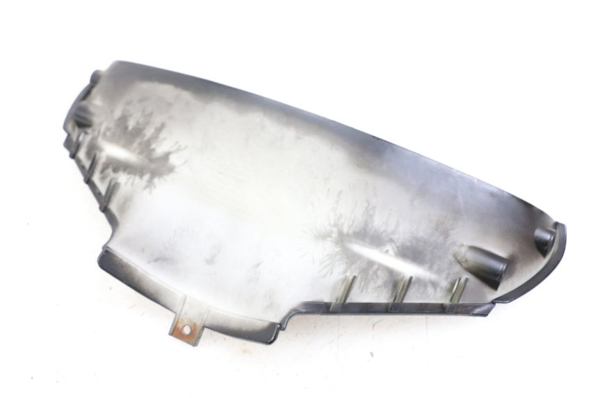 photo de FRONT MIDDLE PANEL HYOSUNG GTR 125 (2006 - 2008) - Zoom on usage condition