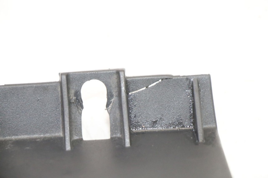 photo de FRONT MIDDLE PANEL PIAGGIO MP3 HPE 310 (2024 - 2025) - Zoom on usage condition