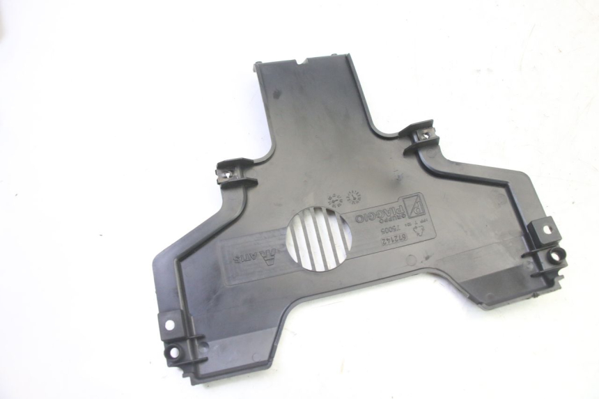 photo de FRONT MIDDLE PANEL PIAGGIO MP3 HPE 310 (2024 - 2025) - Technical close-up