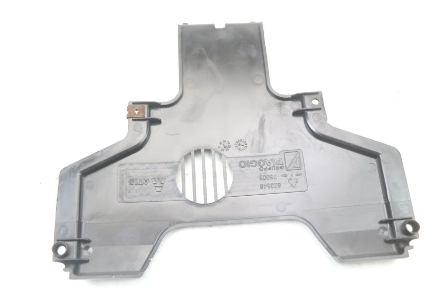 photo de LOWER FRONT FAIRING JUNCTION PIAGGIO MP3 LT 400 (2007 - 2012) - Technical close-up