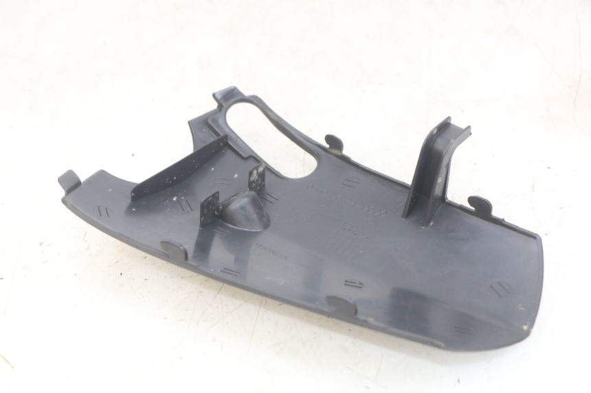 photo de LOWER FRONT FAIRING JUNCTION HONDA SCV LEAD 100 (2003 - 2007) - Component detail