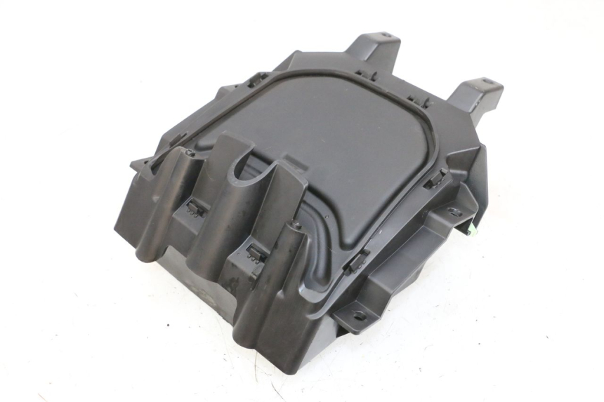 photo de FRONT MIDDLE PANEL PEUGEOT SPEEDFIGHT 4 4T EFI 50 (2021 - 2025) - Zoom on usage condition