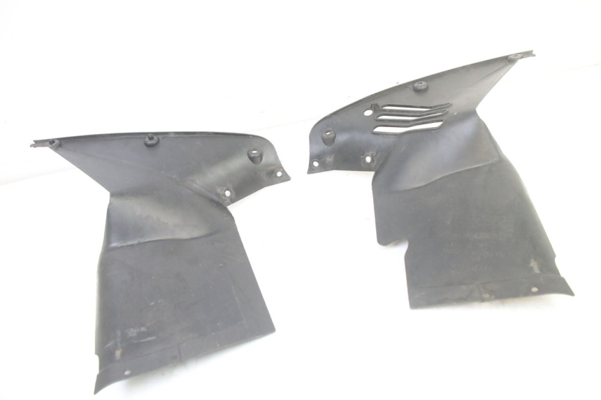 photo de FRONT MIDDLE PANEL HONDA ST PAN EUROPEAN 1300 (2002 - 2013) - Fixing points details