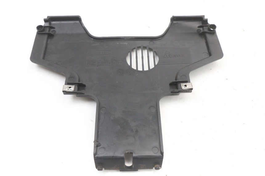 photo de FRONT MIDDLE PANEL PIAGGIO MP3 125 (2006 - 2014) - Zoom on usage condition