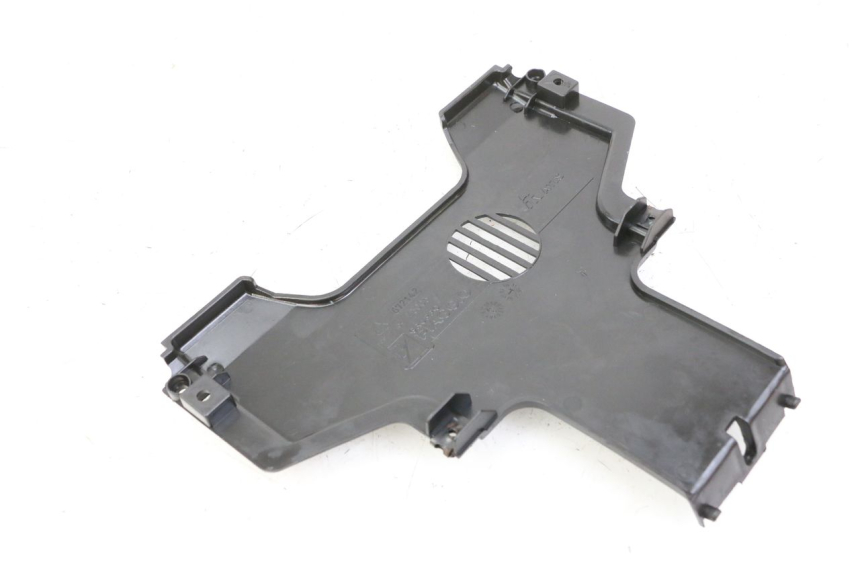 photo de FRONT MIDDLE PANEL PIAGGIO MP3 500 (2014 - 2017) - Zoom on usage condition