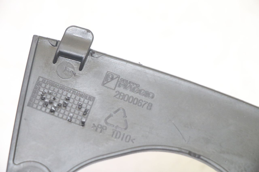 photo de FRONT MIDDLE PANEL PIAGGIO MP3 HPE 350 (2018 - 2020) - Technical close-up