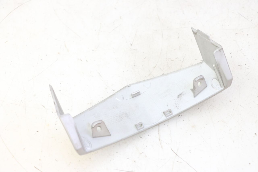 photo de UPPER FRONT FAIRING JUNCTION PEUGEOT VIVACITY NEW 4T 50 (2008 - 2017) - Zoom on usage condition