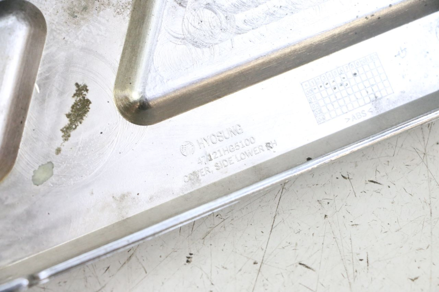 photo de RIGHT MIDDLE FLOOR PANEL HYOSUNG GV AQUILA 125 (2000 - 2009) - Alternative perspective