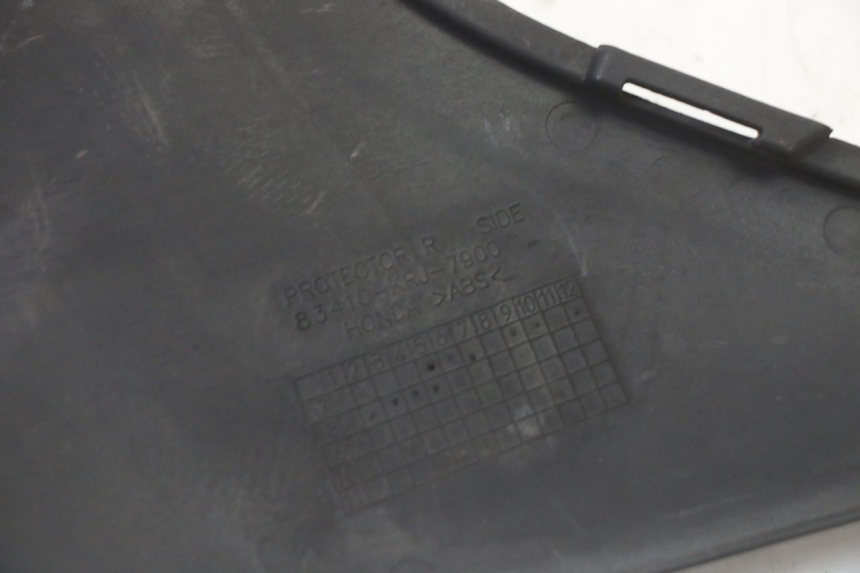 photo de RIGHT MIDDLE FLOOR PANEL HONDA FES S-WING SWING ABS 125 (2007 - 2015) - Technical close-up