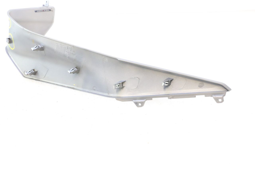 photo de RIGHT MIDDLE FLOOR PANEL PIAGGIO MP3 HPE 530 (2022 - 2026) - Technical close-up