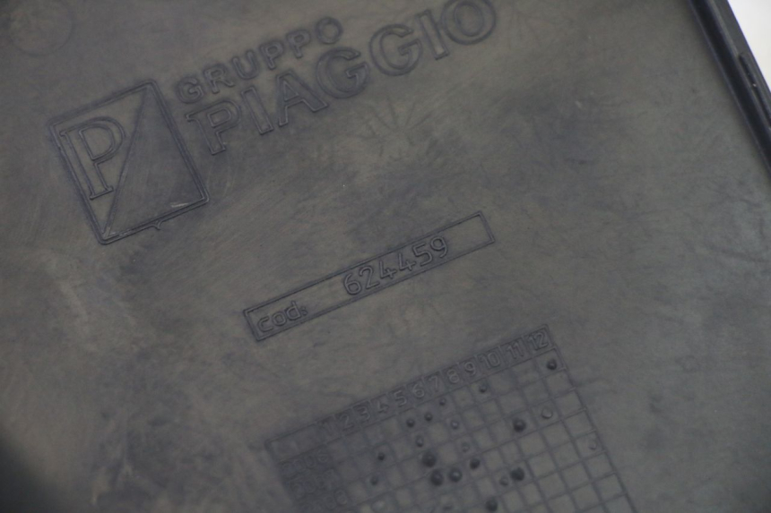 photo de RIGHT MIDDLE FLOOR PANEL PIAGGIO MP3 500 (2011 - 2015) - Technical close-up