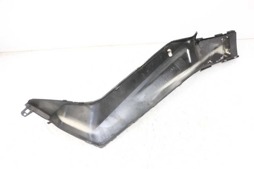 photo de RIGHT FOOTREST BRACKET YAMAHA X-MAX XMAX 250 (2006 - 2009) - Alternative perspective