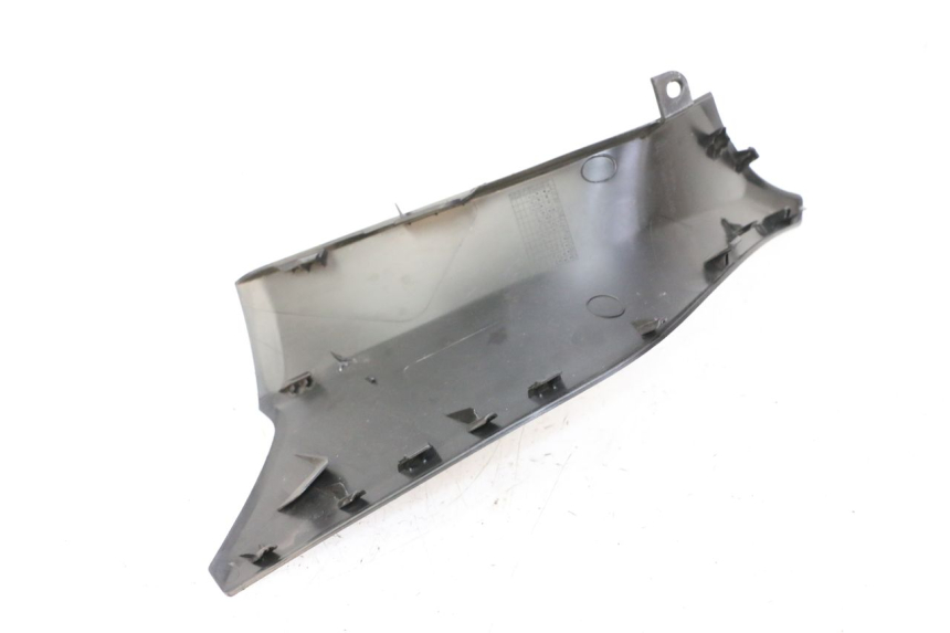 photo de RIGHT MIDDLE FLOOR PANEL YAMAHA XMAX X-MAX 125 (2021 - 2025) - Zoom on usage condition