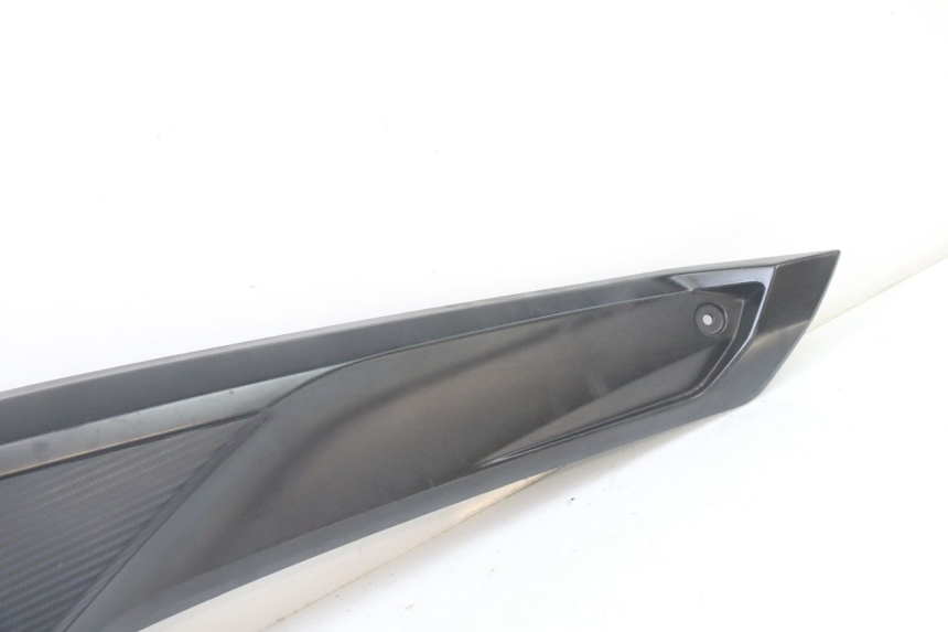 photo de RIGHT MIDDLE FLOOR PANEL YAMAHA YP X-MAX XMAX 400 (2014 - 2017) - Zoom on usage condition