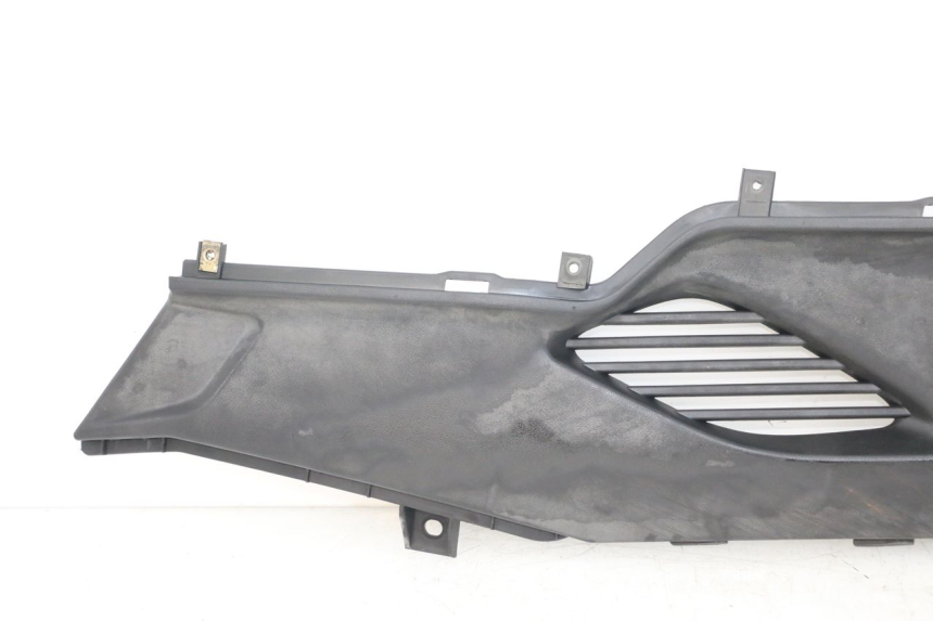 photo de LEFT MIDDLE FLOOR PANEL KYMCO DINK STREET ABS 125 (2011 - 2018) - Technical close-up