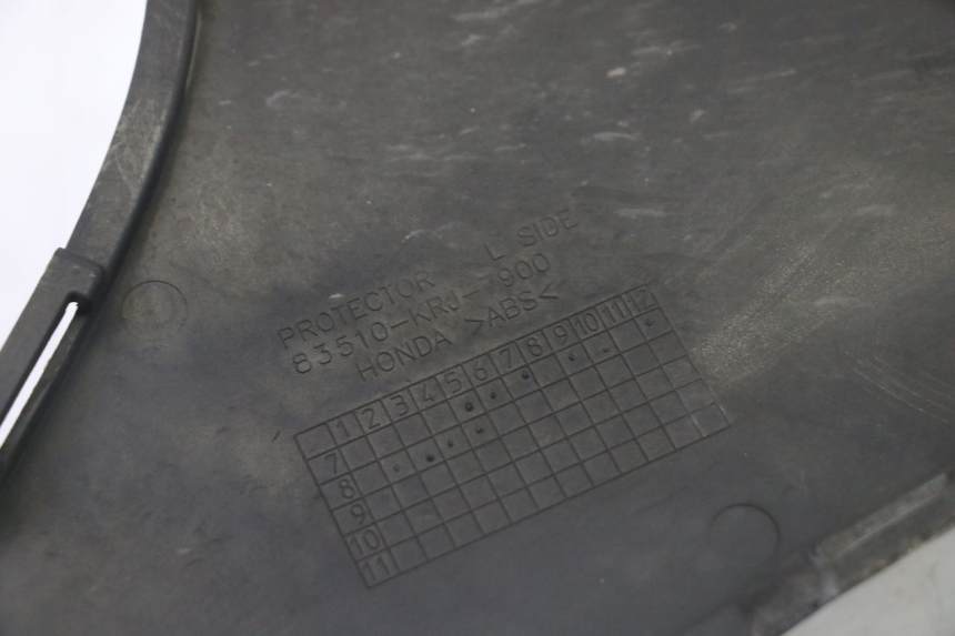 photo de LEFT FOOTREST JOINT HONDA FES S-WING SWING ABS 125 (2007 - 2015) - Fixing points details