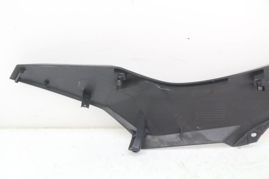 photo de LEFT MIDDLE FLOOR PANEL HONDA FORZA 125 (2015 - 2016) - Technical close-up