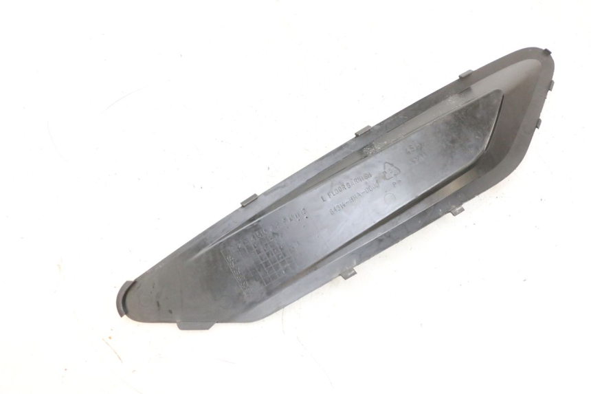 photo de LEFT MIDDLE FLOOR PANEL SYM GTS EVO 125 (2009 - 2013) - Alternative perspective