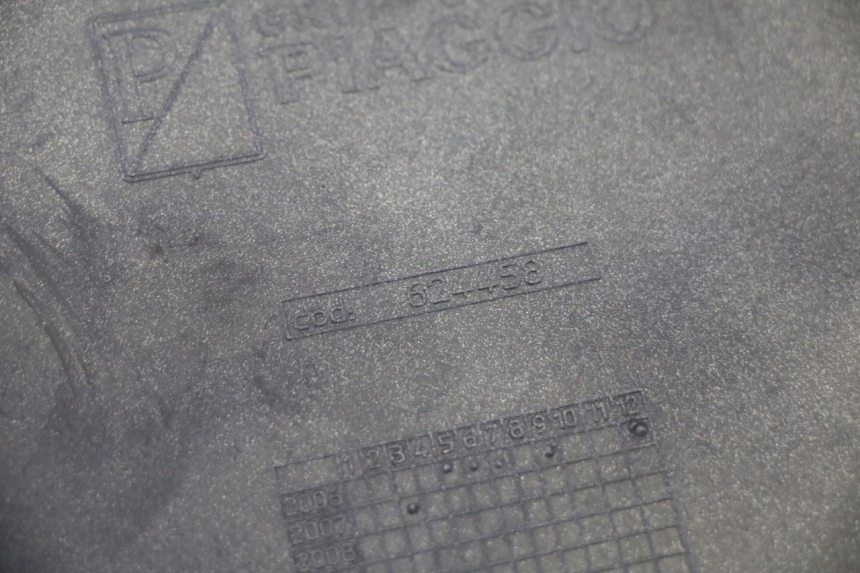 photo de LEFT MIDDLE FLOOR PANEL PIAGGIO MP3 125 (2006 - 2014) - Technical close-up