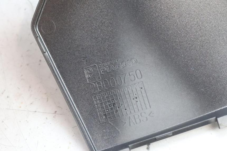 photo de LEFT MIDDLE FLOOR PANEL PIAGGIO MP3 500 (2016 - 2018) - Technical close-up