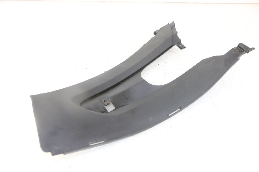 photo de LEFT MIDDLE FLOOR PANEL GILERA RUNNER SL 50 (2006 - 2009) - Alternative perspective