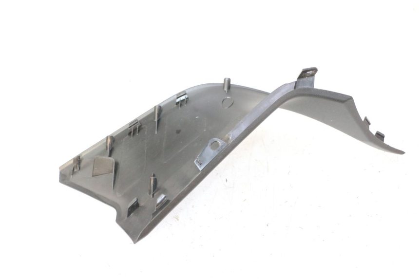 photo de LEFT MIDDLE FLOOR PANEL YAMAHA XMAX X-MAX 125 (2021 - 2025) - Zoom on usage condition