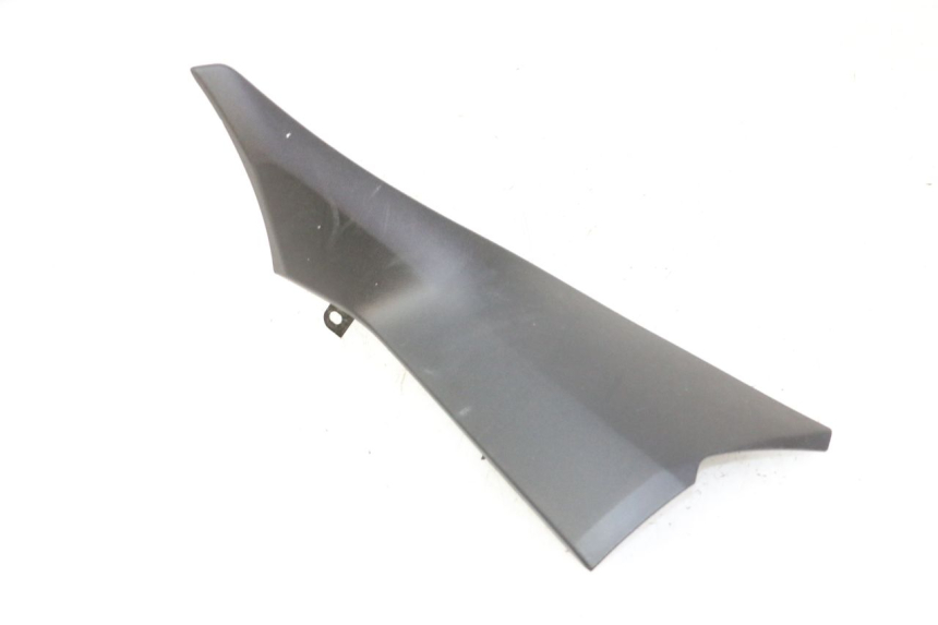 photo de LEFT MIDDLE FLOOR PANEL YAMAHA XMAX X-MAX 125 (2021 - 2025) - Technical close-up
