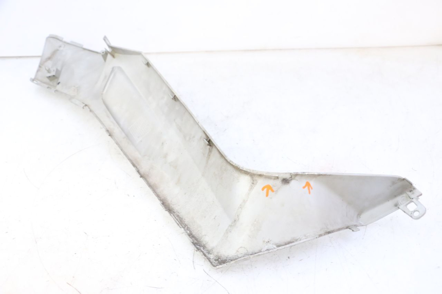 photo de LEFT MIDDLE FLOOR PANEL YAMAHA X-MAX XMAX 250 (2006 - 2009) - Zoom on usage condition