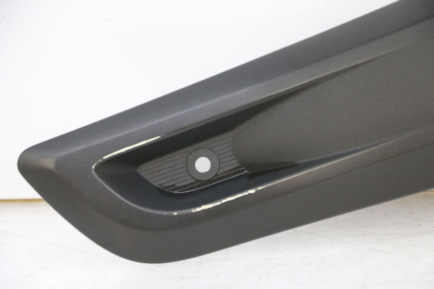 photo de LEFT MIDDLE FLOOR PANEL YAMAHA X-MAX XMAX 125 (2010 - 2013) - Additional view of the item