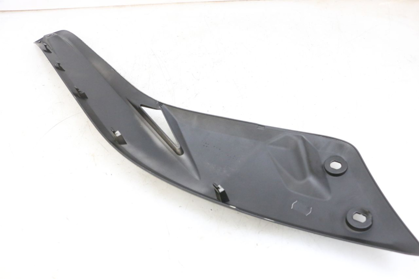 photo de LEFT MIDDLE FLOOR PANEL YAMAHA X-MAX XMAX 125 (2010 - 2013) - Zoom on usage condition