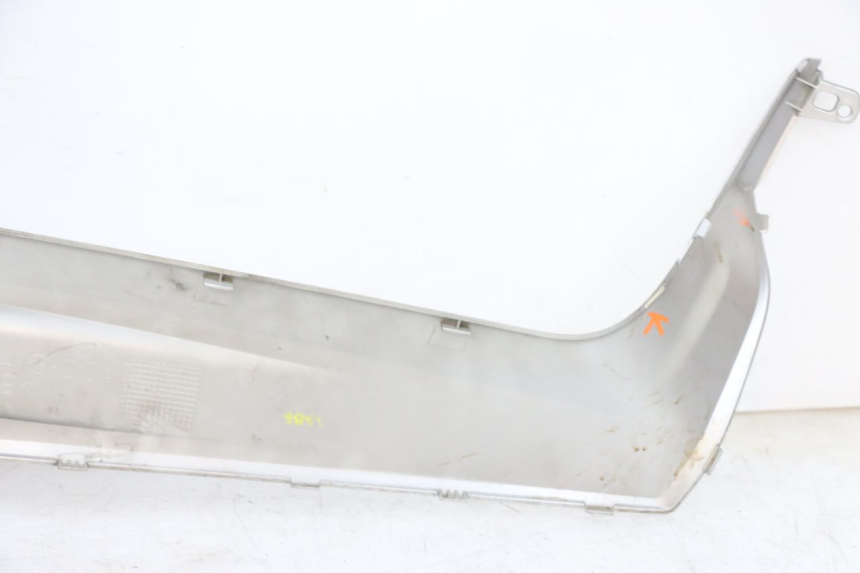 photo de LEFT FOOTREST BRACKET YAMAHA XMAX X-MAX 125 (2006 - 2009) - Additional view of the item