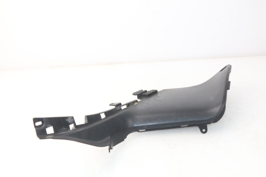 photo de LEFT FOOTREST BRACKET YAMAHA XP T-MAX TMAX ABS 500 (2004 - 2007) - Alternative perspective