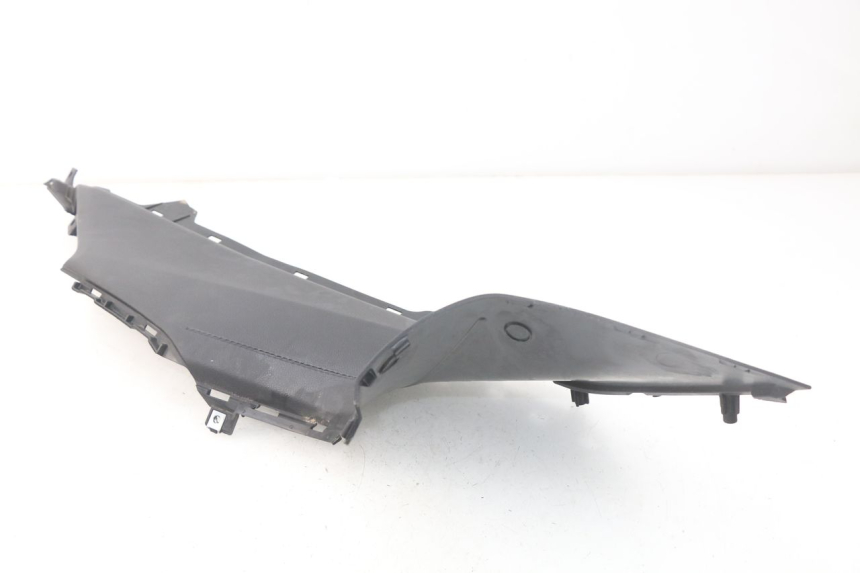 photo de LEFT MIDDLE FLOOR PANEL YAMAHA YP T-MAX TMAX 530 (2017 - 2020) - Fixing points details