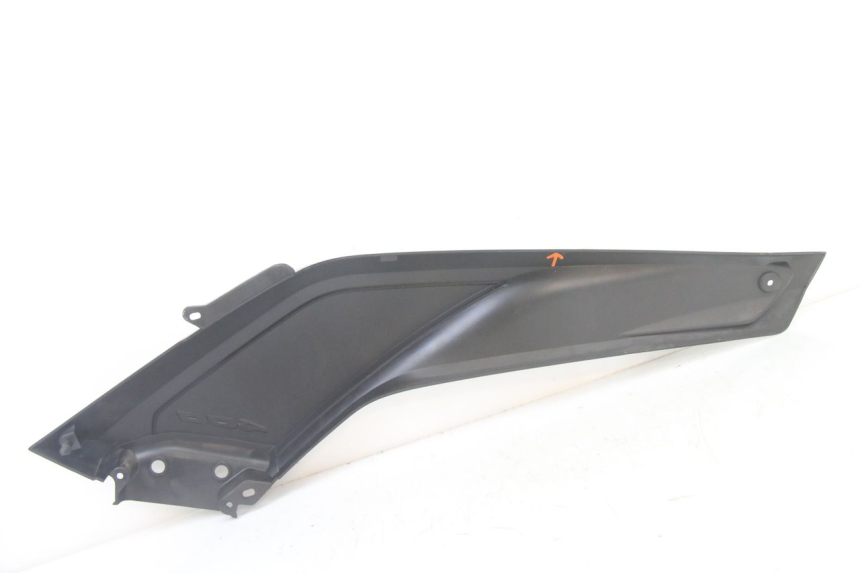 photo de LEFT MIDDLE FLOOR PANEL YAMAHA YP X-MAX XMAX 400 (2014 - 2017) - Technical close-up