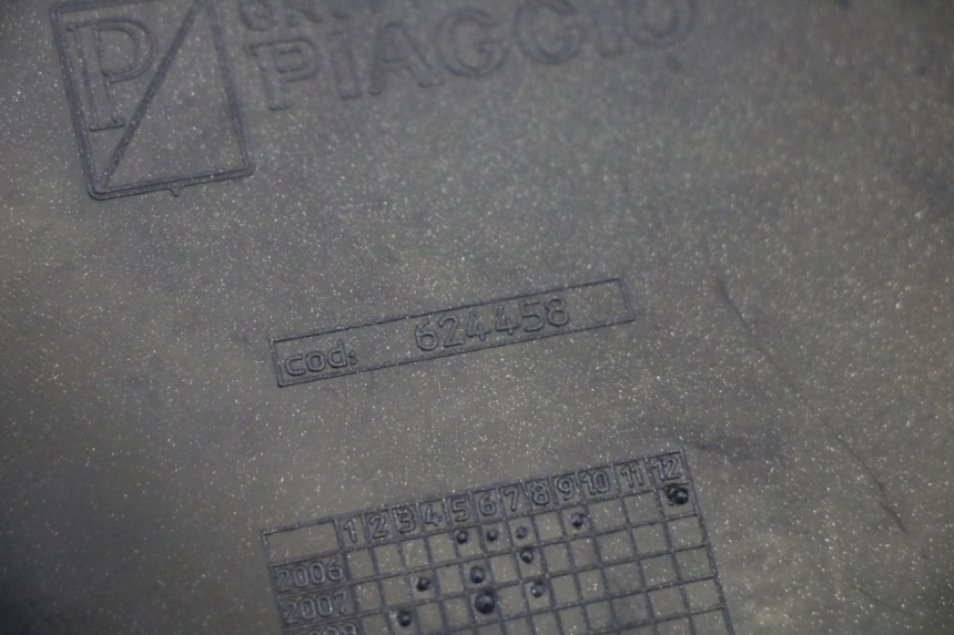 photo de MIDDLE FLOOR PANEL PIAGGIO MP3 125 (2006 - 2014) - Technical close-up