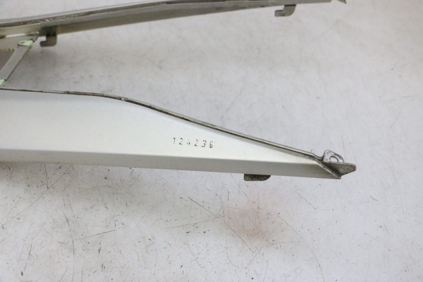 photo de MIDDLE FLOOR PANEL PEUGEOT SATELIS 125 (2006 - 2009) - Technical close-up