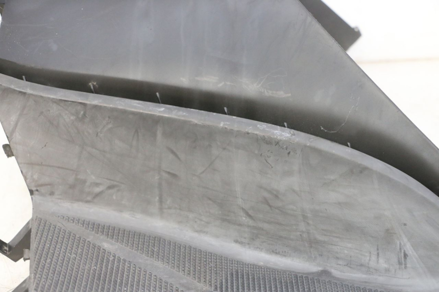 photo de MIDDLE FLOOR PANEL YAMAHA YP MAJESTY 125 (2007 - 2010) - Distinctive features