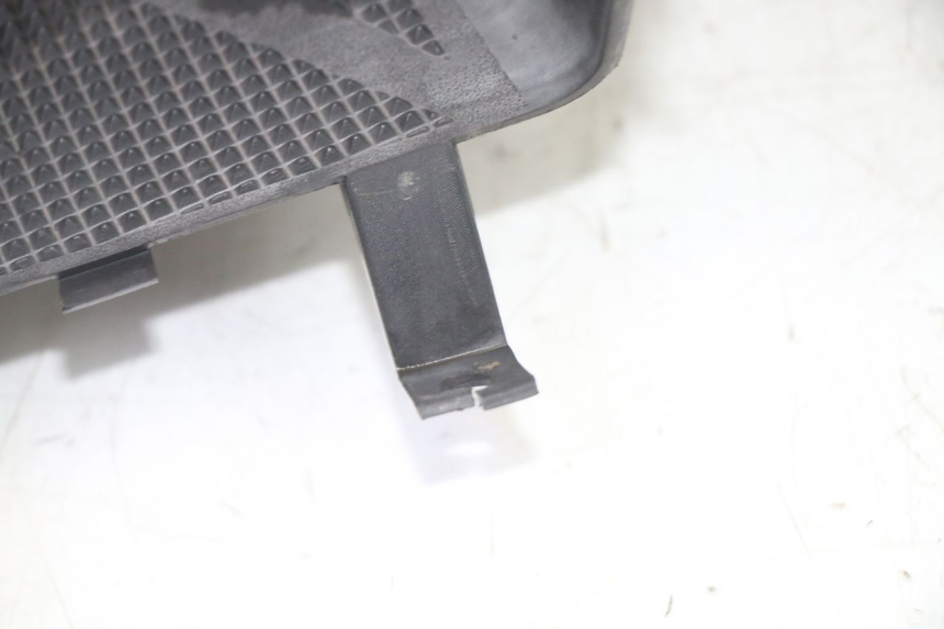 photo de MIDDLE FLOOR PANEL YAMAHA YP MAJESTY 125 (2002 - 2006) - Fixing points details