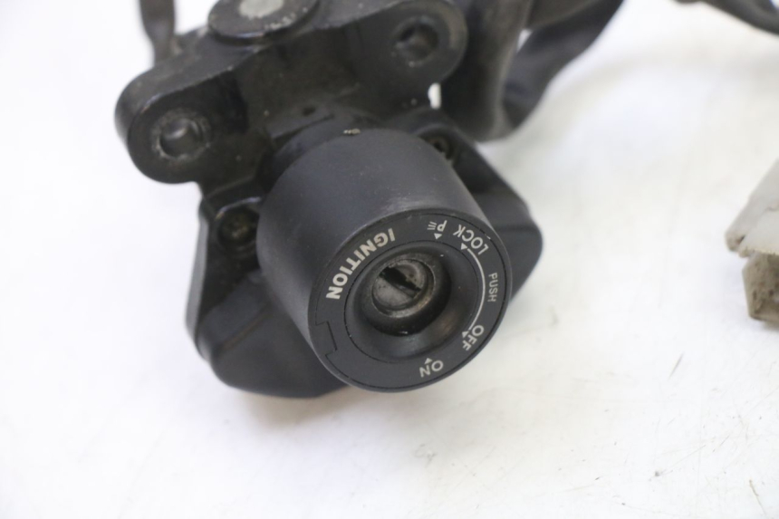 photo de LOCK KEY CDI IGNITION SWITCH KIT YAMAHA FJR ABS 1300 (2006 - 2012) - Zoom on usage condition