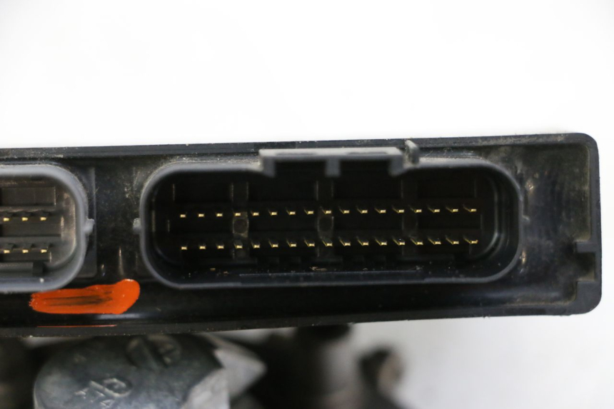 photo de LOCK SET KEY ECU SUZUKI GSR 750 (2011 - 2017) - High-resolution close-up