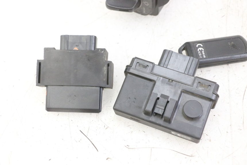 photo de LOCK SET KEY ECU HONDA SH i 300 (2015 - 2020) - High-resolution close-up
