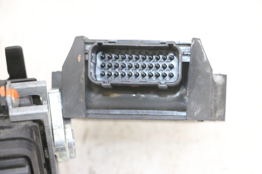 photo de LOCK SET KEY ECU HONDA SH i 300 (2015 - 2020) - Focus on structure