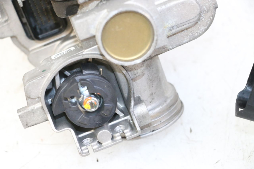 photo de LOCK SET KEY ECU PIAGGIO MP3 500 (2014 - 2017) - Fixing points details