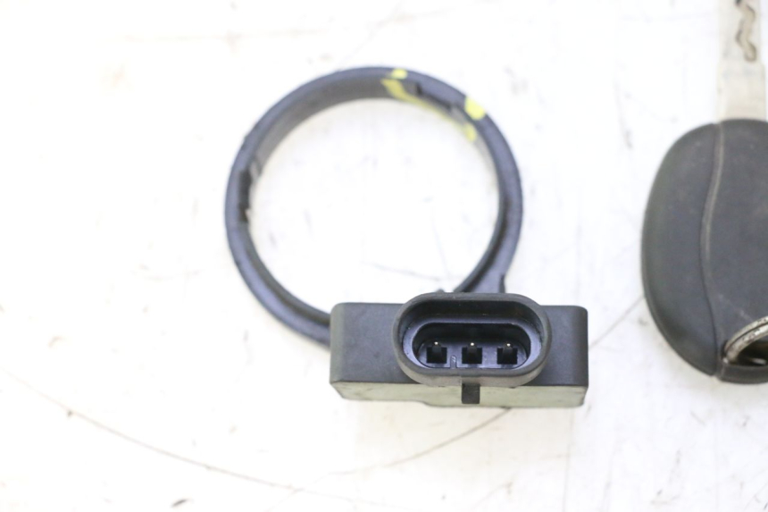 photo de LOCK SET KEY ECU PIAGGIO MP3 500 (2016 - 2018) - Alternative perspective
