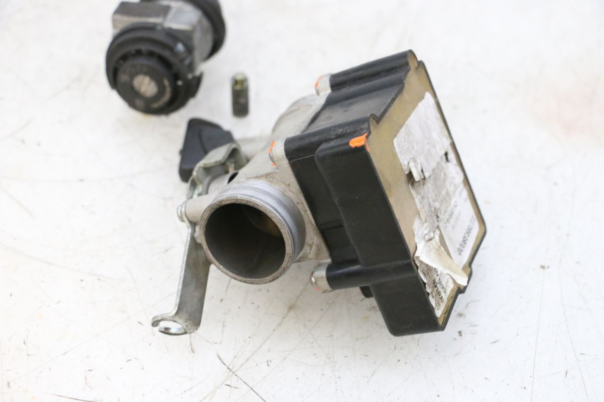 photo de LOCK SET KEY ECU PEUGEOT SATELIS 125 (2013 - 2018) - Fixing points details